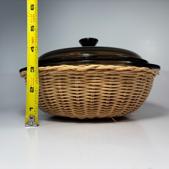 Pyrex Brown Glass Casserole Dish with Wicker Holder - Picture 8 of 9